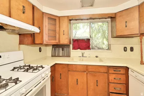 Kitchen - 549 W Echo Dr, Murray, UT 84123 photo 5 of 7