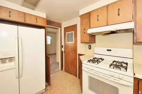Kitchen - 549 W Echo Dr, Murray, UT 84123 photo 6 of 7