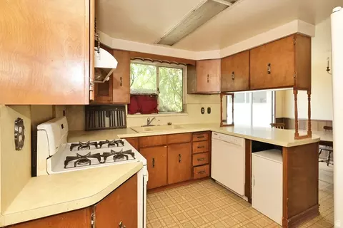 Kitchen - 549 W Echo Dr, Murray, UT 84123 photo 2 of 7