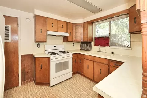 Kitchen - 549 W Echo Dr, Murray, UT 84123 photo 3 of 7