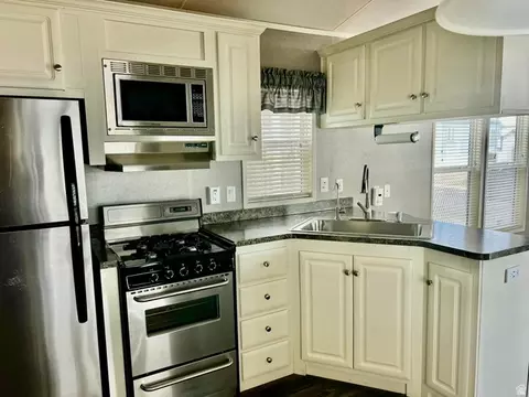 Kitchen - 448 E Telegraph St # 113, Washington, UT 84780 photo 5 of 6