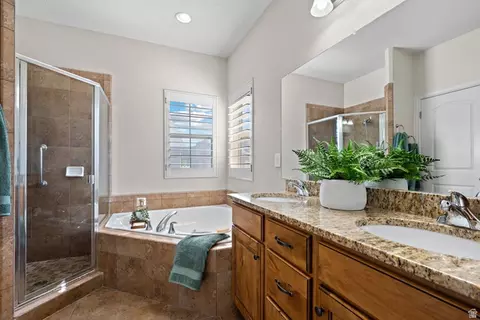 Bath - 927 S Iris Ln W, Mapleton, UT 84664 photo 1 of 2