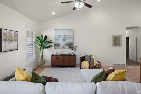 Living - 927 S Iris Ln W, Mapleton, UT 84664 photo 3 of 4