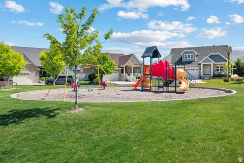 Exterior - 927 S Iris Ln W, Mapleton, UT 84664 photo 8 of 9