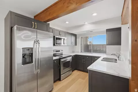 Kitchen - 327 Peach Ln, Bountiful, UT 84010 photo 2 of 4