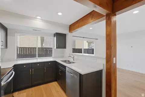 Kitchen - 327 Peach Ln, Bountiful, UT 84010 photo 3 of 4