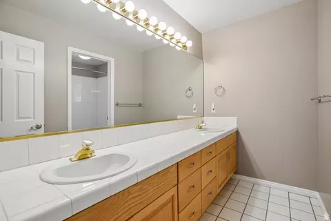 Bath - 6231 S Vinecrest Dr S, Murray, UT 84121 photo 4 of 5