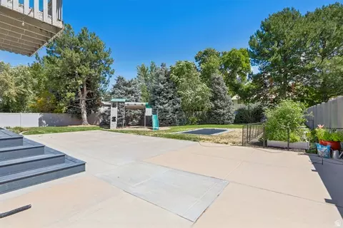Exterior - 6231 S Vinecrest Dr S, Murray, UT 84121 photo 4 of 7