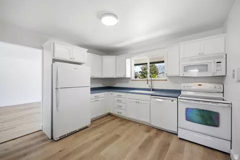 Kitchen - 6272 S 400 E, Murray, UT 84107 photo 3 of 4