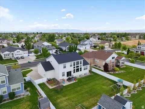 1692 W Spring Meadow Ln, Farmington, UT 84025