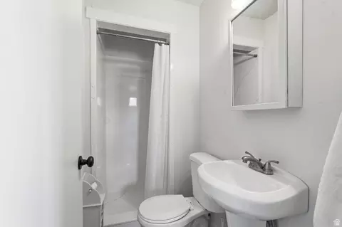 Bath - 4540 Dingle Rd, Dingle, ID 83233 photo 2 of 2
