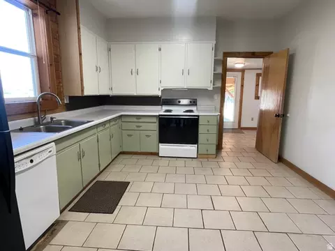 Kitchen - 4540 Dingle Rd, Dingle, ID 83233 photo 1 of 2