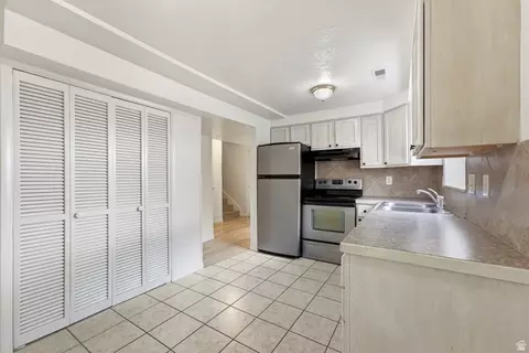 Kitchen - 620 E 950 S, Clearfield, UT 84015 photo 2 of 2