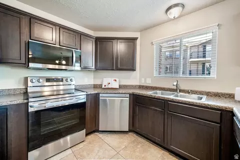 Kitchen - 104 E Resaca Dr # E1, Sandy, UT 84070 photo 4 of 5