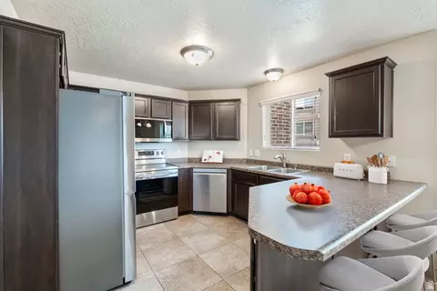 Kitchen - 104 E Resaca Dr # E1, Sandy, UT 84070 photo 1 of 5