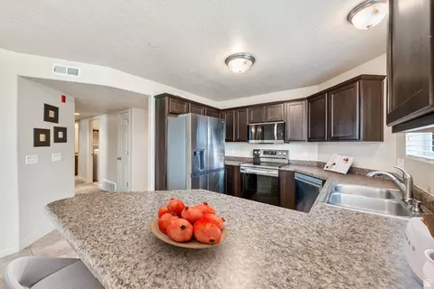 Kitchen - 104 E Resaca Dr # E1, Sandy, UT 84070 photo 3 of 5