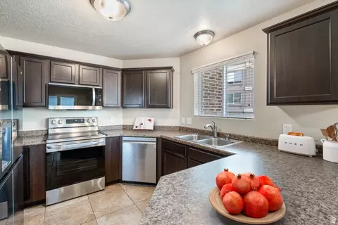 Kitchen - 104 E Resaca Dr # E1, Sandy, UT 84070 photo 2 of 5