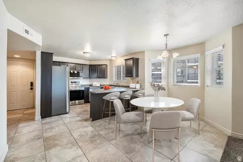 Dining - 104 E Resaca Dr # E1, Sandy, UT 84070 photo 2 of 2