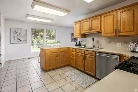 Kitchen - 1360 N Nola Dr E, Centerville, UT 84014 photo 2 of 4