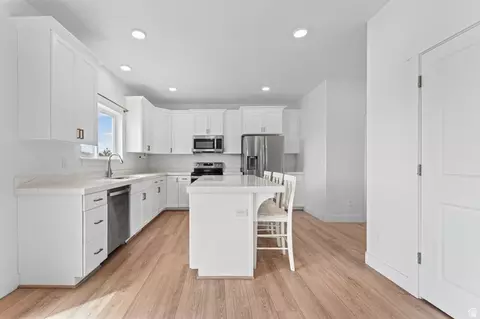 Kitchen - 3289 N Pronghorn Dr, Eagle Mountain, UT 84005 photo 5 of 6