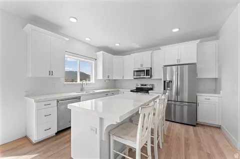 Kitchen - 3289 N Pronghorn Dr, Eagle Mountain, UT 84005 photo 4 of 6