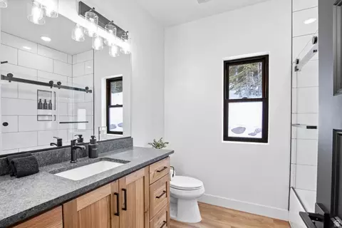 Bath - 846 E Steam Engine Dr, Brian Head, UT 84719 photo 4 of 6