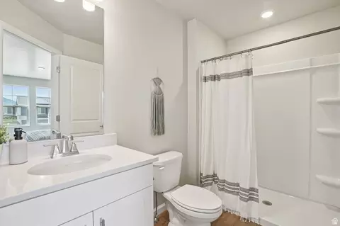 Bath - 7079 N Obsidian Way, Eagle Mountain, UT 84005 photo 3 of 4