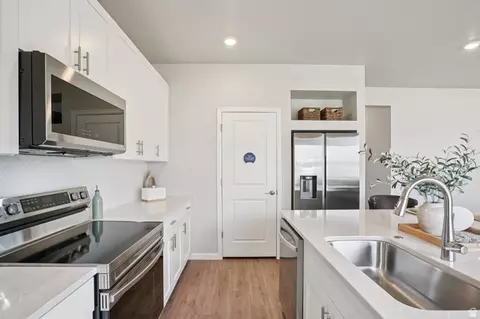 Kitchen - 7079 N Obsidian Way, Eagle Mountain, UT 84005 photo 5 of 5