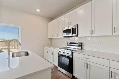 Kitchen - 7102 N Cairns Way, Eagle Mountain, UT 84005 photo 4 of 4