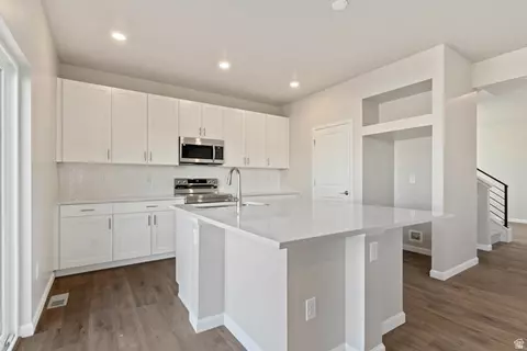 Kitchen - 7102 N Cairns Way, Eagle Mountain, UT 84005 photo 3 of 4