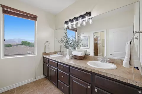 Bath - 1872 S 20 E, Washington, UT 84780 photo 2 of 6