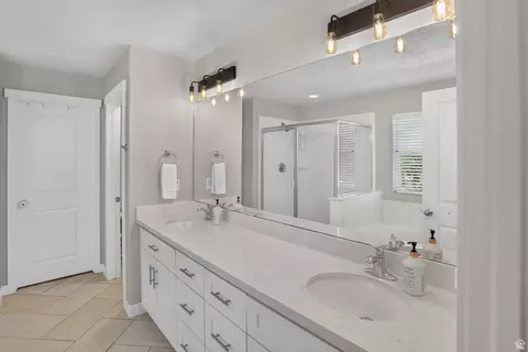 Bath - 2178 W Autumn Dr, Mapleton, UT 84664 photo 2 of 7