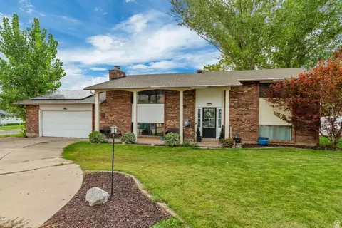 1029 N Walburk Ave E, Layton, UT 84040