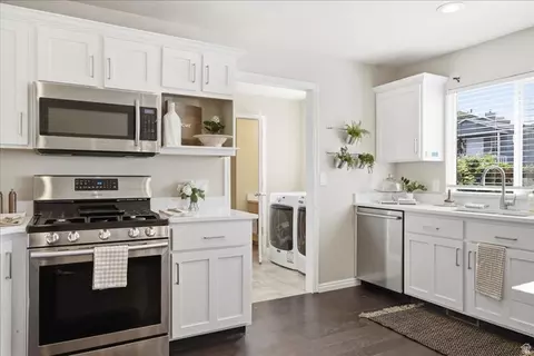 Kitchen - 1542 E Granada Dr, Sandy, UT 84093 photo 2 of 4