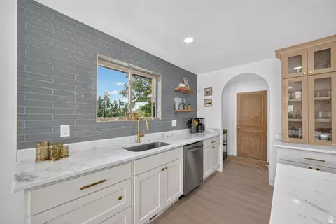 Kitchen - 2050 E Gyrfalcon Dr, Sandy, UT 84092 photo 4 of 4