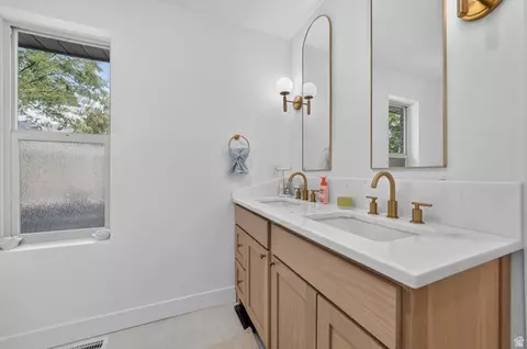 Bath - 2050 E Gyrfalcon Dr, Sandy, UT 84092 photo 1 of 5