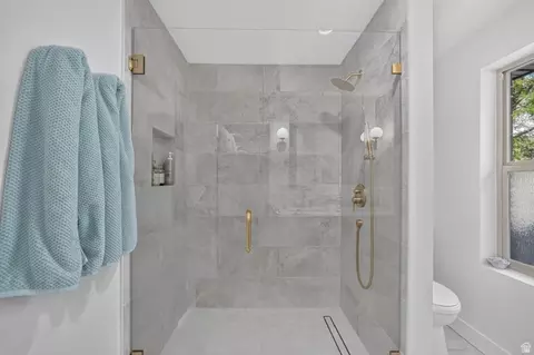 Bath - 2050 E Gyrfalcon Dr, Sandy, UT 84092 photo 2 of 5