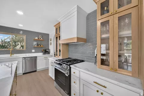 Kitchen - 2050 E Gyrfalcon Dr, Sandy, UT 84092 photo 2 of 4