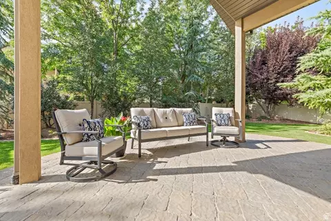 Exterior - 552 E Johns Way S, Sandy, UT 84070 photo 9 of 19