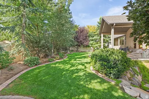 Exterior - 552 E Johns Way S, Sandy, UT 84070 photo 14 of 19