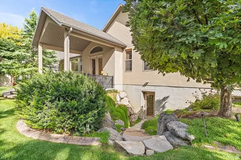 Exterior - 552 E Johns Way S, Sandy, UT 84070 photo 13 of 19