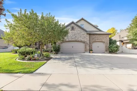 Exterior - 552 E Johns Way S, Sandy, UT 84070 photo 3 of 19