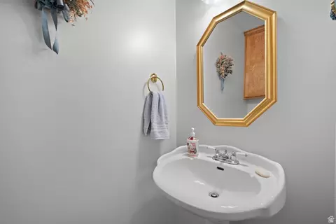 Bath - 166 S Ridgeview Dr, Orem, UT 84058 photo 3 of 4