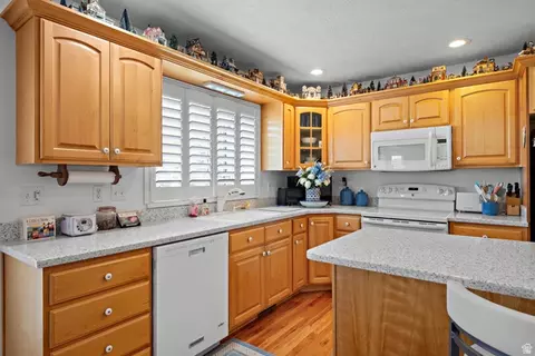 Kitchen - 166 S Ridgeview Dr, Orem, UT 84058 photo 2 of 4
