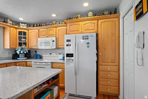 Kitchen - 166 S Ridgeview Dr, Orem, UT 84058 photo 3 of 4