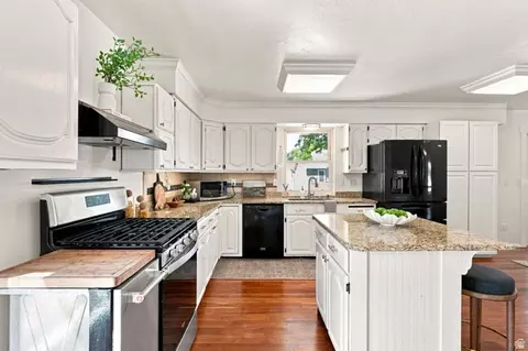 Kitchen - 10324 S 2505 E, Sandy, UT 84092 photo 3 of 5