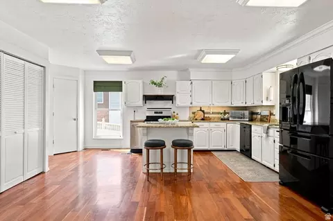 Kitchen - 10324 S 2505 E, Sandy, UT 84092 photo 2 of 5