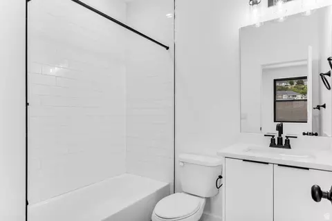 Bath - 313 Endurance Cir S, Draper, UT 84020 photo 4 of 5