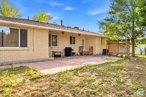 Exterior - 2455 S Bluff Rd, Syracuse, UT 84075 photo 2 of 4