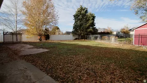 Exterior - 2455 S Bluff Rd, Syracuse, UT 84075 photo 4 of 4
